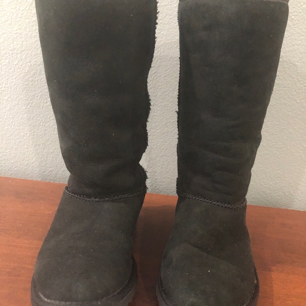 UGGS - Picture 4 of 5